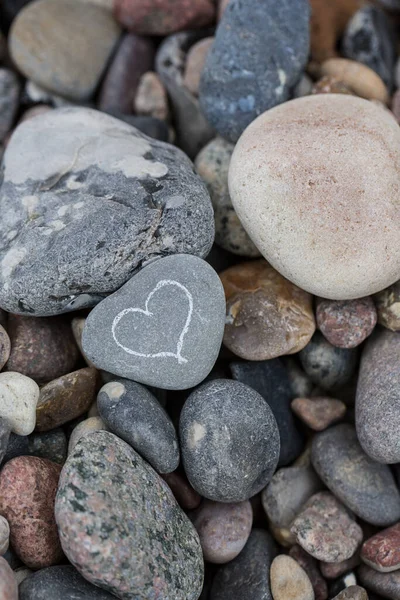 Herz Stillleben Mit Kreideherz Auf Kieselsteinen Strand Perfekt Für Eine — Stockfoto