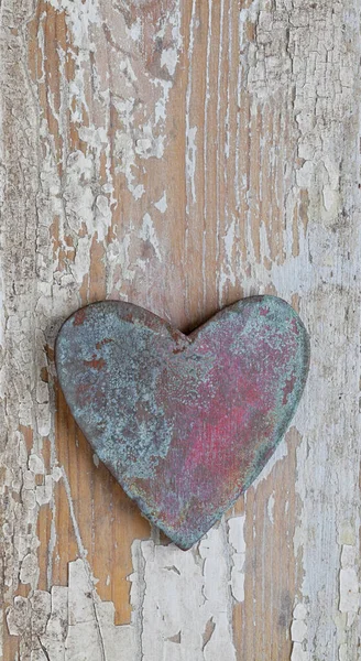 Dřevěné srdce na dřevě v tísni — Stock fotografie