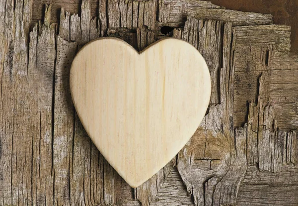 Corazón de madera en madera angustiada — Foto de Stock