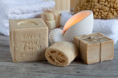 zen stili, el yapımı sabun ve luffa süngeri ile sakin bir hayat, spa temalı planlar, sağlık blogu veya ev dekorasyonu ve duvar sanatı için mükemmel.