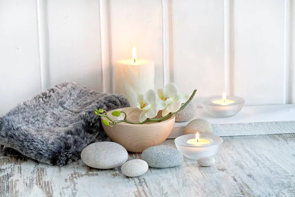 Stillleben Mit Fell Kerzen Und Orchidee Weißer Holzwand — Stockfoto