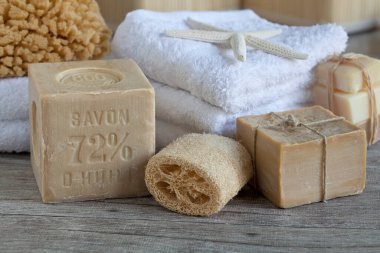zen stili, el yapımı sabun ve luffa süngeri ile sakin bir hayat, spa temalı planlar, sağlık blogu veya ev dekorasyonu ve duvar sanatı için mükemmel.