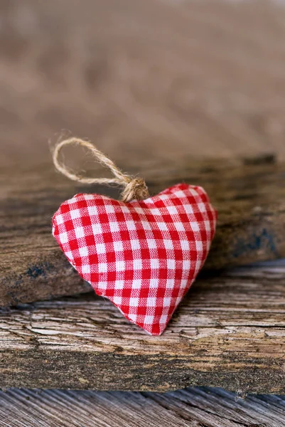 Corazón rojo de tela blanca en madera — Foto de Stock