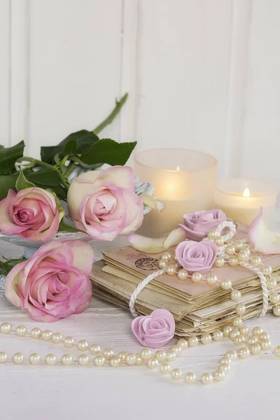 Romantické Růže Zátiší Perleťovým Náhrdelníkem Svíčkami Ideální Pro Svatbu Výročí — Stock fotografie