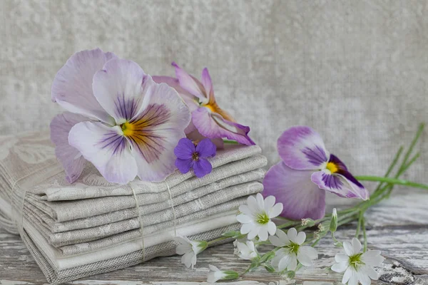 Bodegón Nostálgico Con Flores Pansie Color Púrpura Pastel Tela Lino —  Fotos de Stock