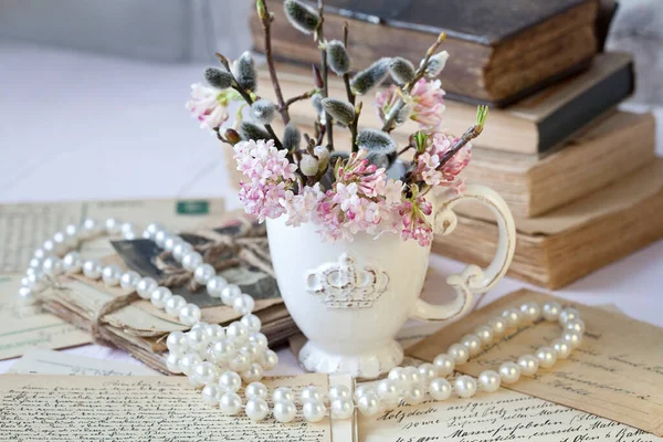 Romantisch Stilleven Met Pastel Roze Viburnum Bloem Een Vintage Witte — Stockfoto