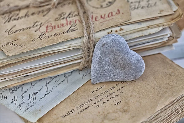 Καρδιά σε σχήμα βότσαλου και παλιά γράμματα — Φωτογραφία Αρχείου
