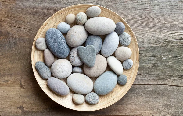 Corazón en forma de guijarros y piedra Bodegón —  Fotos de Stock