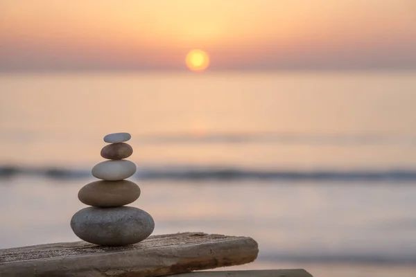 Stone Cairn Al tramonto sul mare — Foto Stock