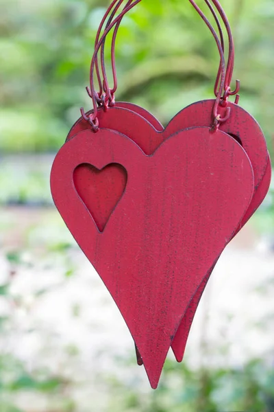 Corações de metal vermelho para venda — Fotografia de Stock