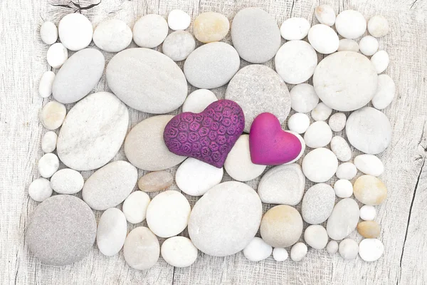 Corazones rosados en guijarro blanco — Foto de Stock