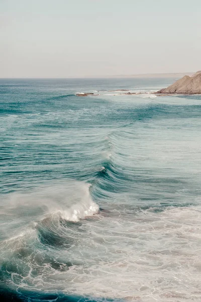 Costa Oeste Portugal Olas ásperas del océano — Foto de Stock