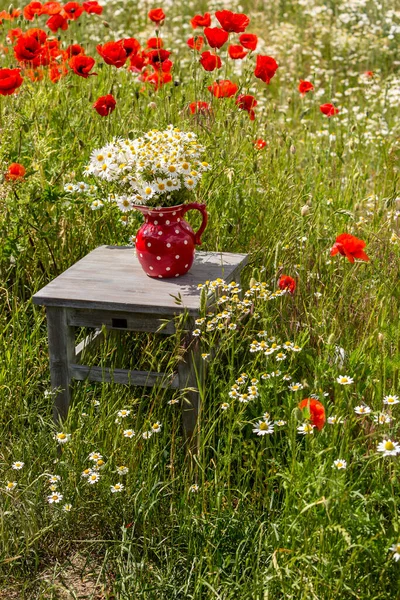 Wildblumen-Stillleben auf rustikalem Stuhl — Stockfoto