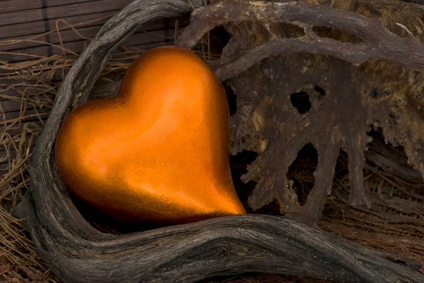Γυαλιστερή Πορτοκαλί Καρδιά Και Ξύλο Μια Κυκλοθυμική Εμφάνιση Φθινόπωρο Ιδανικό Φωτογραφία Αρχείου