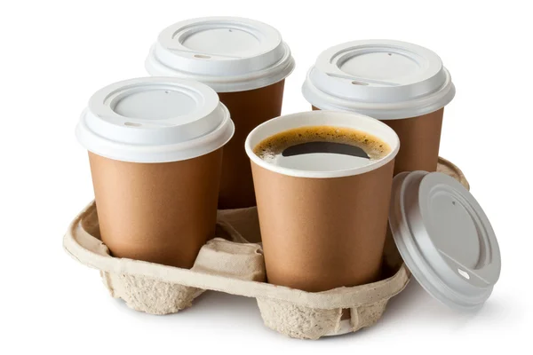Vier Take-Out-Kaffee im Halter. Ein Becher wird geöffnet. Stockbild