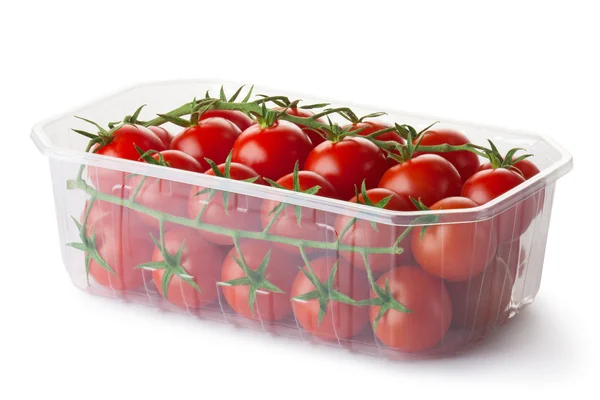 Pomodori ciliegia su un ramo in imballaggi per la vendita al dettaglio — Foto Stock