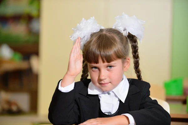 Skolbarn med en upphöjd hand — Stockfoto