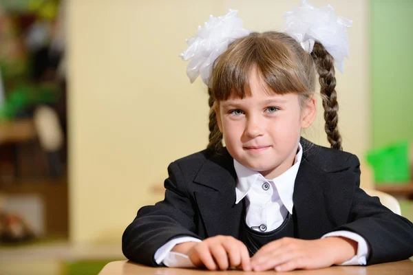 Schulkind mit weißen Schleifen und schwarzem Anzug — Stockfoto