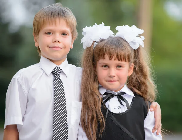 Crianças pré-escolares um menino e uma menina — Fotografia de Stock