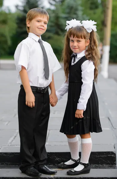 Crianças pré-escolares um menino e uma menina — Fotografia de Stock