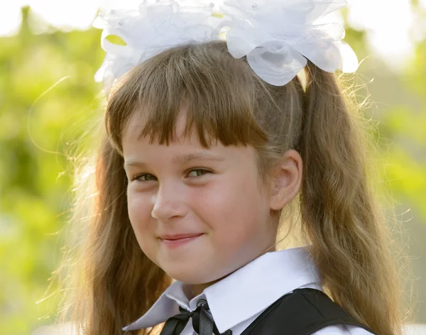 Vacker flicka stående — Stockfoto