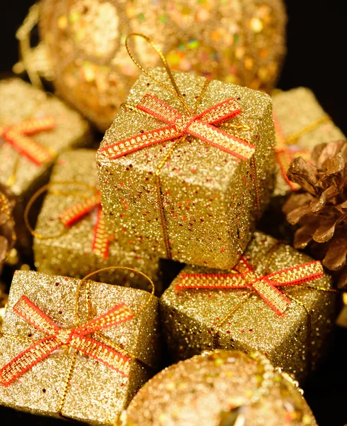 Caja de oro con regalos . — Foto de Stock