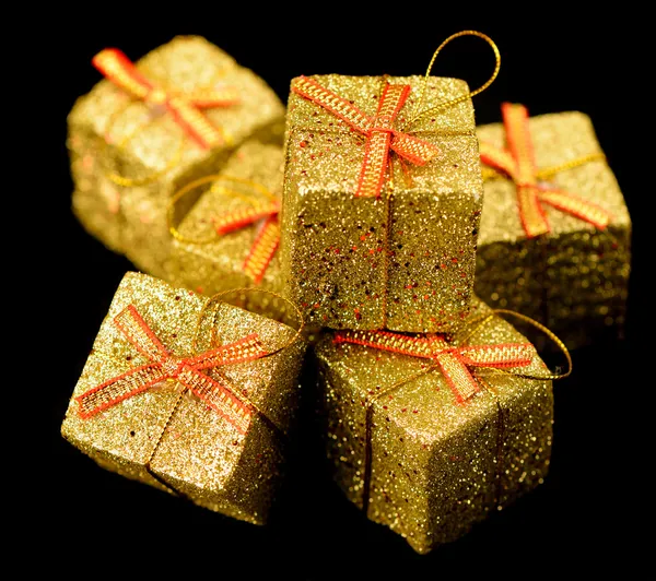 Caja de oro con regalos . —  Fotos de Stock