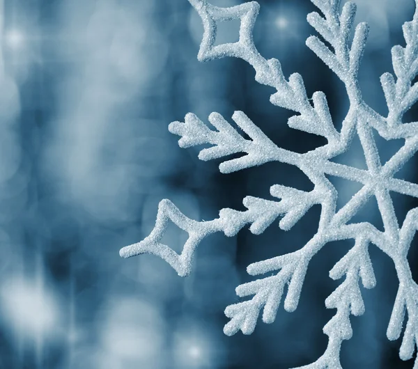 Große Schneeflocke blau getönt — Stockfoto