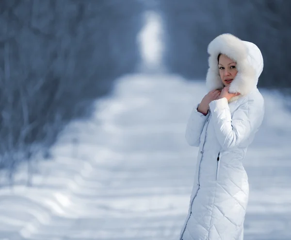 Die Frau in den weißen Winterkleidern — Stockfoto