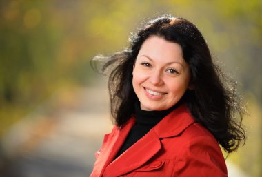 Kırmızı pelerin güzel kadın