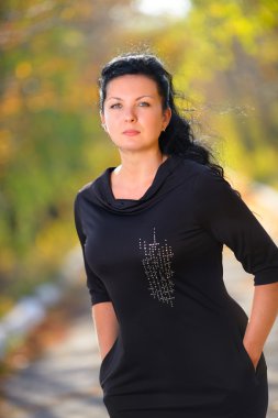 Siyah elbiseli güzel kadın.