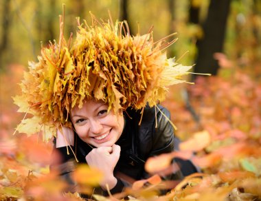 taç sonbaharın güzel kadını bırakır
