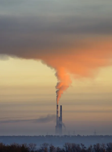 Röda röken från industrirör — Stockfoto