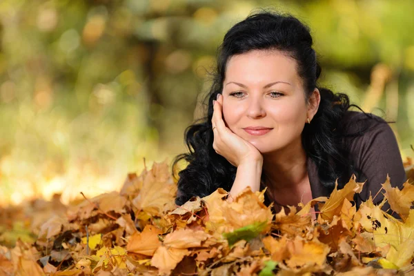 Vacker kvinna i höstparken — Stockfoto