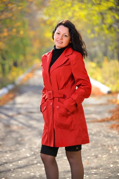 Mulher bonita em um manto vermelho — Fotografia de Stock