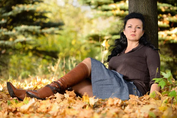 Bela mulher no parque de outono — Fotografia de Stock