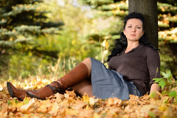 Hermosa mujer en el parque de otoño — Foto de Stock