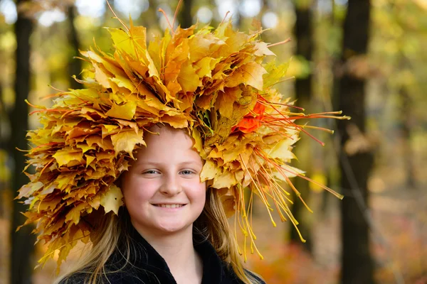 Belle femme dans la couronne de feuilles d'automne — Photo