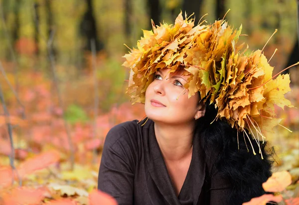 Bella donna nella corona di foglie d'autunno — Foto Stock