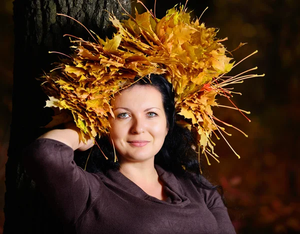 Bella donna nella corona di foglie d'autunno — Foto Stock