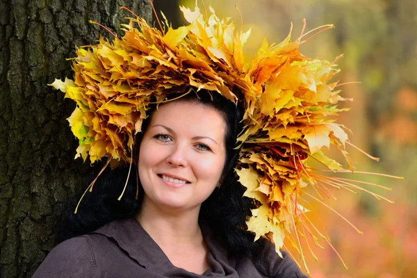 Taç sonbaharın güzel kadını bırakır — Stok fotoğraf