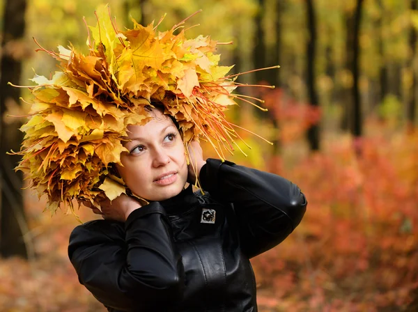Όμορφη γυναίκα στο στέμμα του φθινοπώρου φύλλα — Φωτογραφία Αρχείου