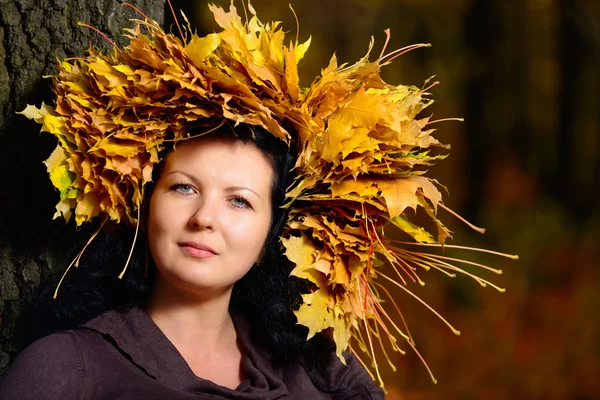 Belle femme dans la couronne de feuilles d'automne — Photo