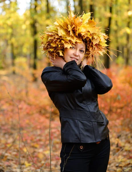 Beautiful woman in the crown of autumn leaves — Stock Photo, Image