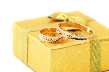 Altın alyans kutusu