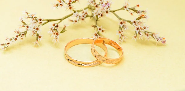 Bagues de mariage en or et fleurs de branche — Photo