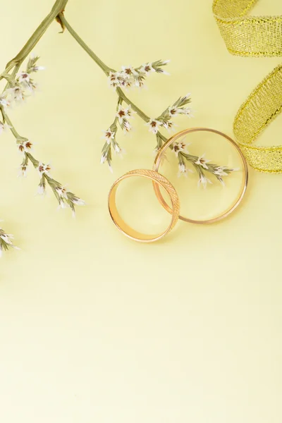 金结婚戒指和分支鲜花 — 图库照片