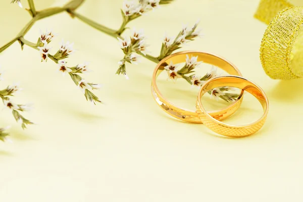 Anéis de casamento de ouro e flores ramo — Fotografia de Stock