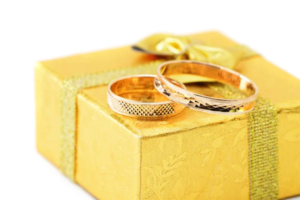 Zlaté snubní prsteny na box — Stock fotografie