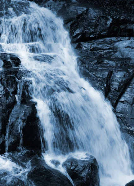 Der Wasserfall blau getönt — Stockfoto